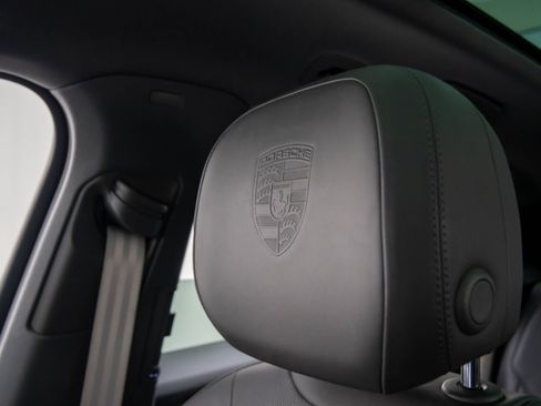 Certified 2022 Porsche Cayenne Platinum Edition image 32