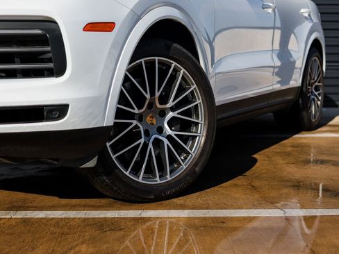 Certified 2023 Porsche Cayenne Platinum Edition image 12