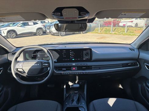 Used 2025 Kia K4 LXS image 32