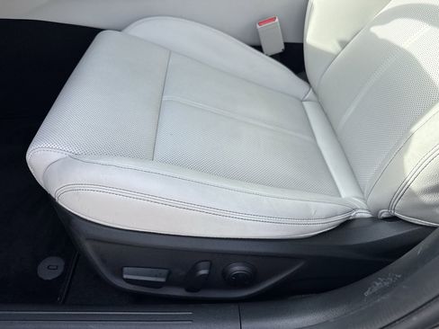 Used 2025 Genesis G70 2.5T image 30