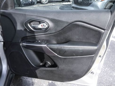 Used 2020 Jeep Cherokee Latitude Lux w/ Comfort/Convenience Group AWD/4WD image 38