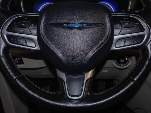 Used 2019 Chrysler Pacifica Touring-L image 11