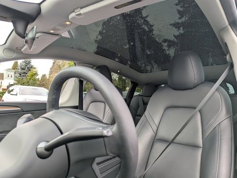 Used 2022 Tesla Model Y Long Range image 21