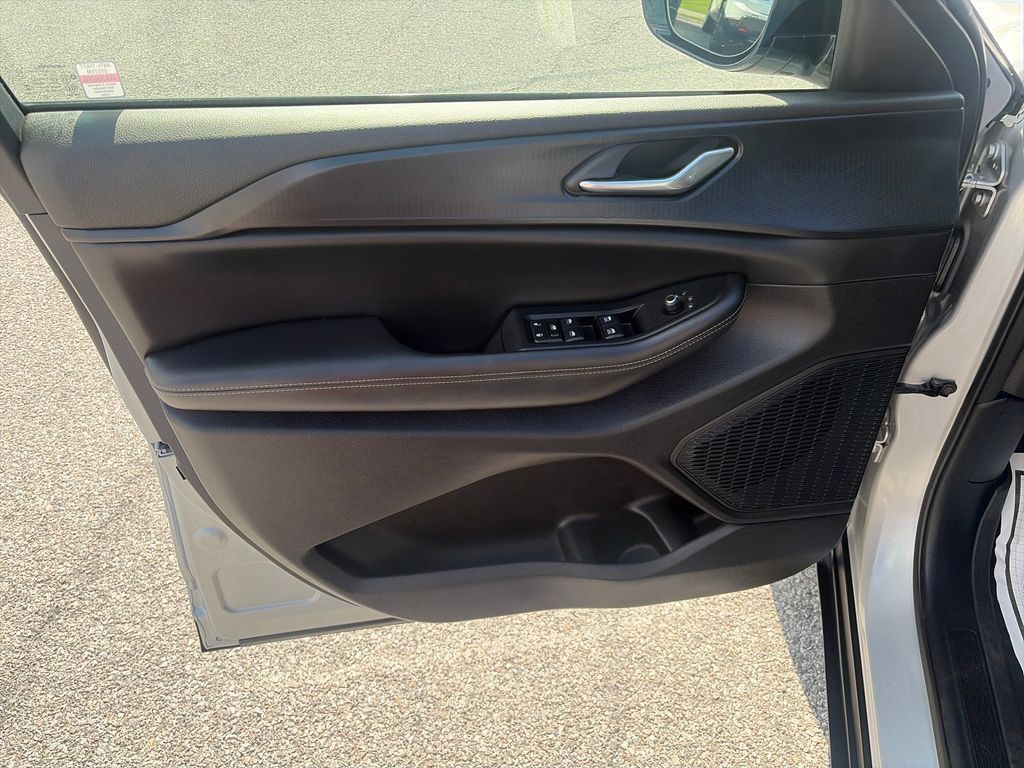 Used 2024 Jeep Grand Cherokee Altitude AWD/4WD image 11