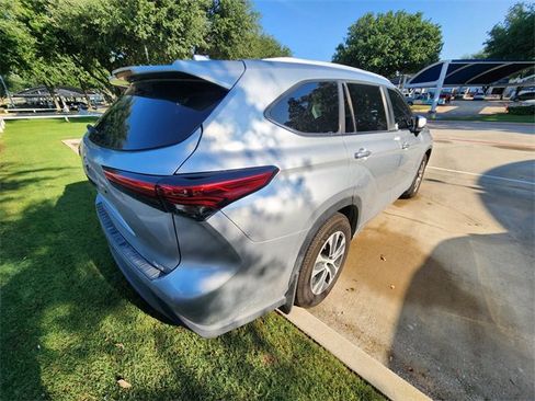 Used 2023 Toyota Highlander XLE FWD image 5