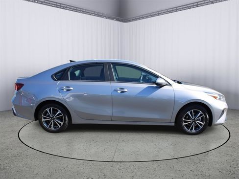 Used 2023 Kia Forte LXS image 9