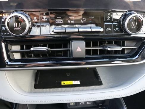 Used 2023 Toyota Highlander L image 26