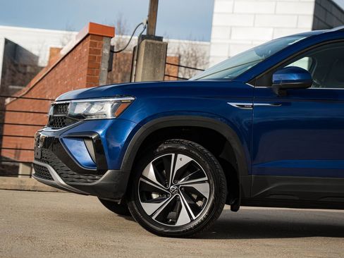 Certified 2023 Volkswagen Taos SE image 2