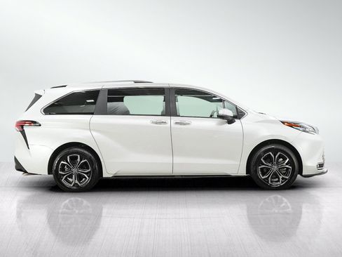 Used 2025 Toyota Sienna Platinum AWD/4WD image 6