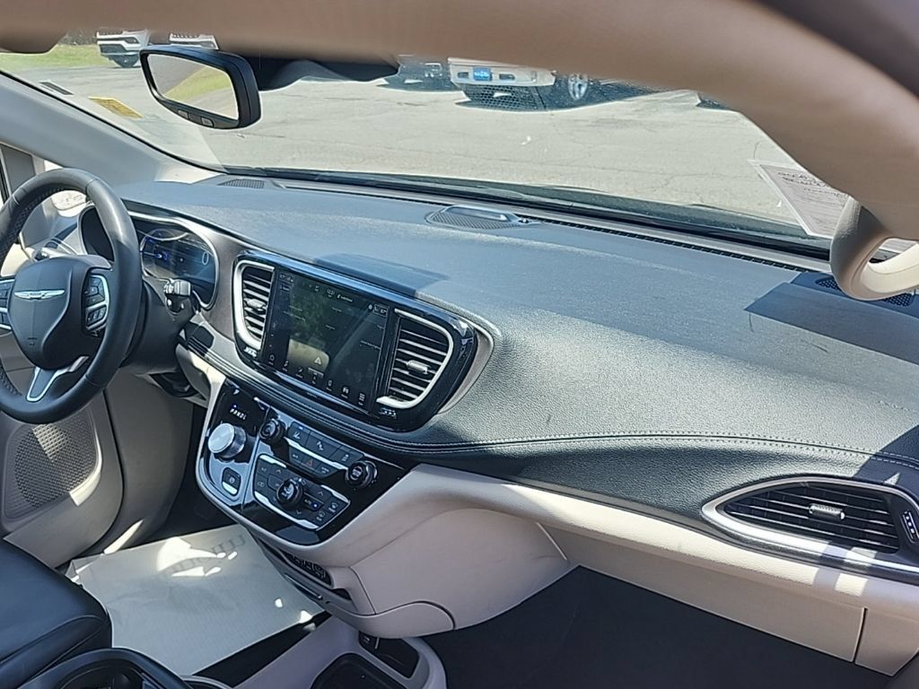 Used 2024 Chrysler Pacifica Limited FWD image 35