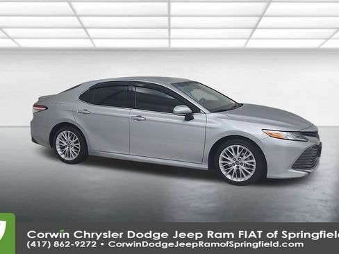 Used 2018 Toyota Camry XLE image 2