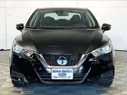 Used 2021 Nissan Versa SV image 3