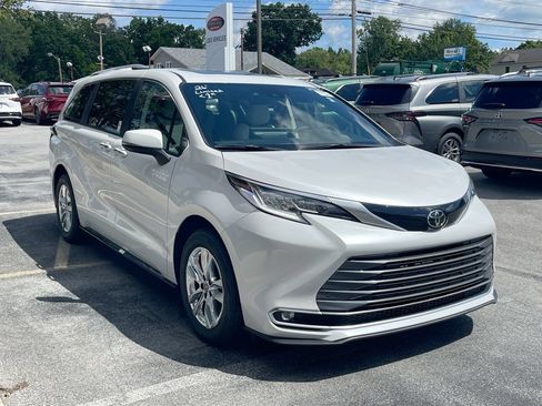 Used 2026 Toyota Sienna Limited FWD image 2