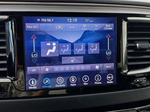 Used 2018 Chrysler Pacifica Touring-L FWD image 18