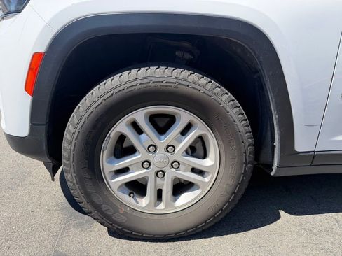 Certified 2023 Jeep Grand Cherokee Laredo RWD image 7