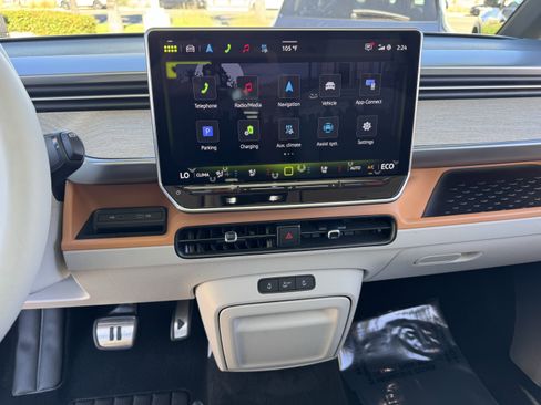 Used 2025 Volkswagen ID. Buzz 1st Edition image 23