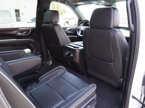 Certified 2023 GMC Yukon XL SLT w/ SLT Premium Package AWD/4WD image 11