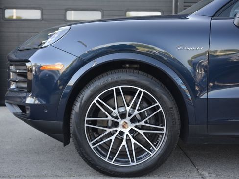Certified 2025 Porsche Cayenne E-Hybrid Coupe AWD/4WD image 29