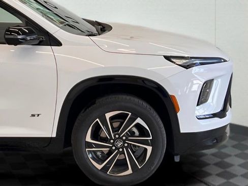 Used 2025 Buick Enclave Sport Touring image 9