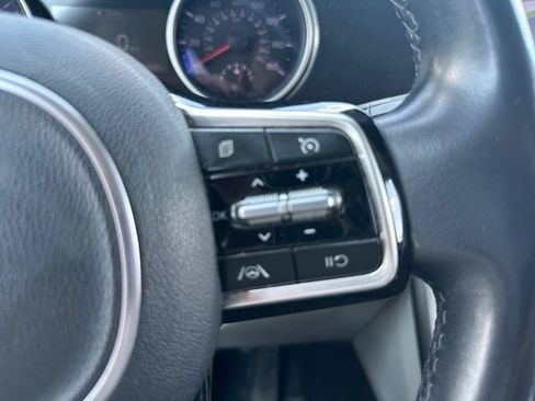 Used 2023 Kia Carnival LX FWD image 17