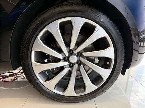 New 2025 Land Rover Range Rover Long Wheelbase Autobiography image 8