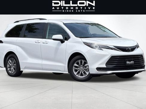 Used 2026 Toyota Sienna LE AWD/4WD image 2