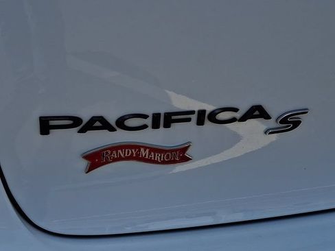 Used 2025 Chrysler Pacifica Limited FWD image 30