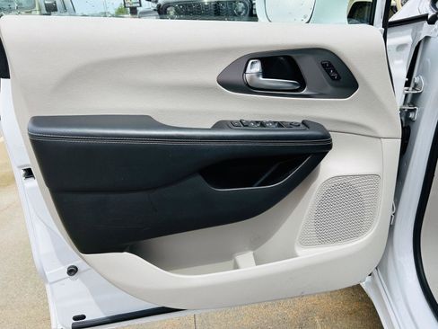 Used 2022 Chrysler Pacifica Touring-L FWD image 12