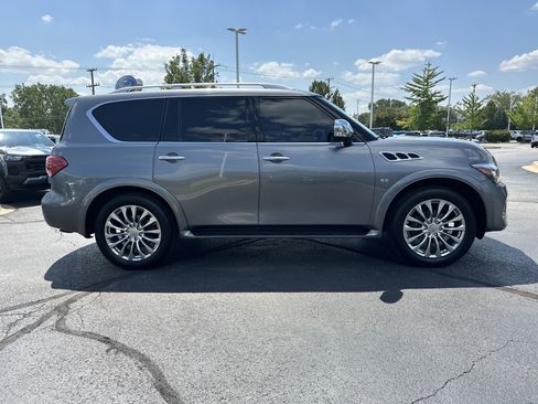 Used 2017 INFINITI QX80 4WD w/ Deluxe Technology Package image 2
