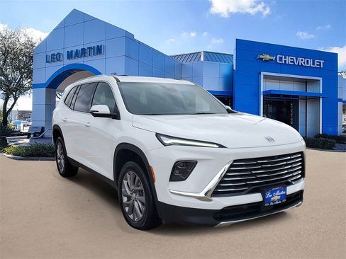 Used 2025 Buick Enclave Preferred image 2