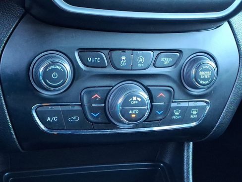 Used 2021 Jeep Cherokee Latitude Lux 80th Anniv w/ Quick Order Package 26U 80TH image 18