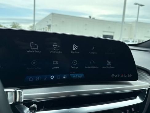 Used 2025 Cadillac Lyriq Luxury AWD/4WD image 17