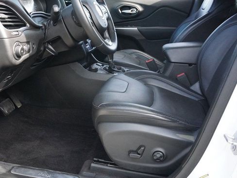 Used 2019 Jeep Cherokee Limited image 23