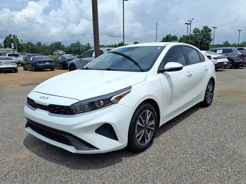 Used 2023 Kia Forte LXS w/ LXS Technology Package FWD image 1