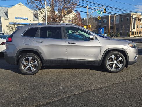 Used 2019 Jeep Cherokee Limited image 7