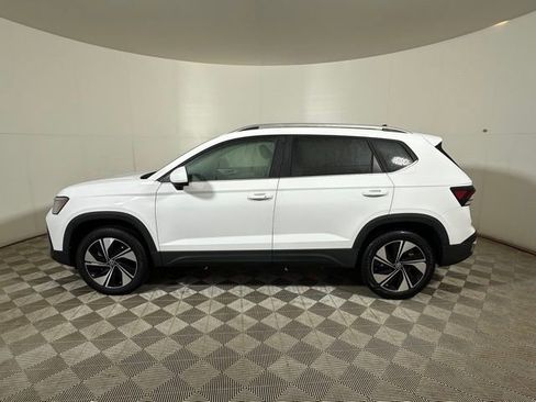 Certified 2025 Volkswagen Taos SE w/ Panoramic Sunroof Package AWD/4WD image 4
