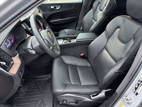 Used 2022 Volvo XC60 B5 Momentum w/ Climate Package image 19