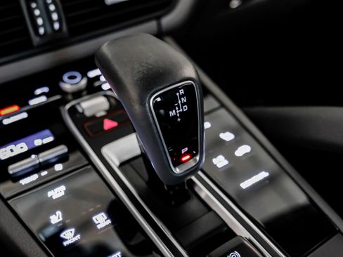 Used 2021 Porsche Cayenne w/ Premium Package image 37