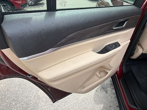 Used 2024 Jeep Grand Cherokee L Limited w/ Black Appearance Package image 23