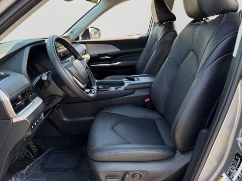 Used 2025 Toyota Grand Highlander AWD Hybrid image 16
