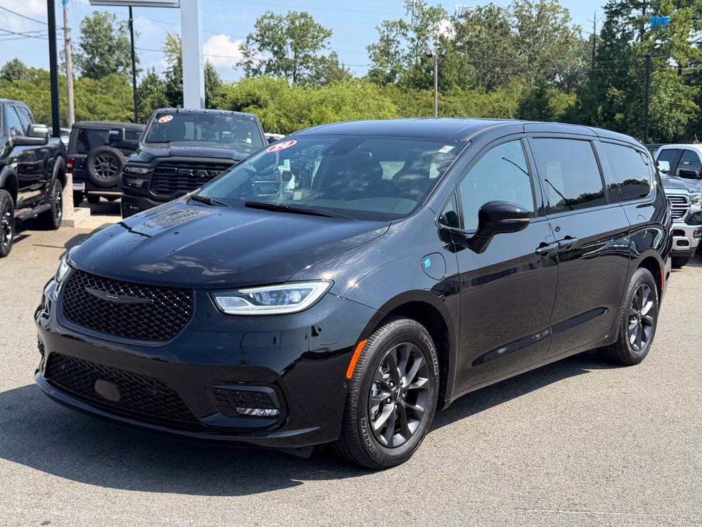 Used 2024 Chrysler Pacifica Limited FWD image 9