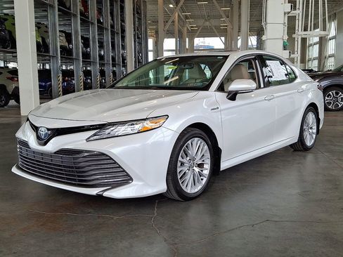 Used 2020 Toyota Camry XLE w/ Sunroof Package FWD image 6