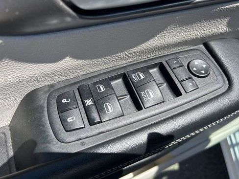 Used 2023 Chrysler Pacifica Touring-L FWD image 12