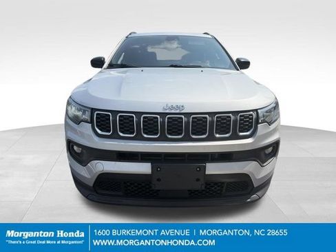 Used 2024 Jeep Compass Latitude AWD/4WD image 2