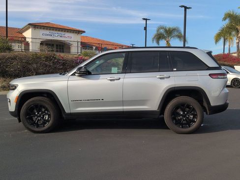 New 2025 Jeep Grand Cherokee Laredo image 8