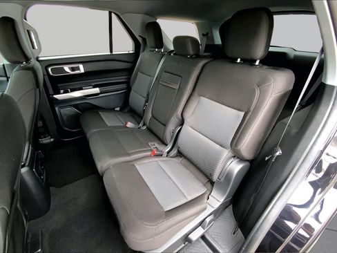 Certified 2024 Ford Explorer XLT RWD image 21