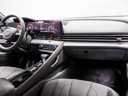 Used 2024 Hyundai Elantra SEL w/ Convenience Package image 16