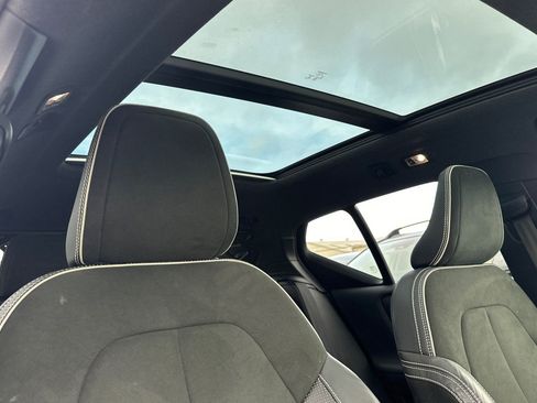 Used 2019 Volvo XC40 T4 R-Design image 19