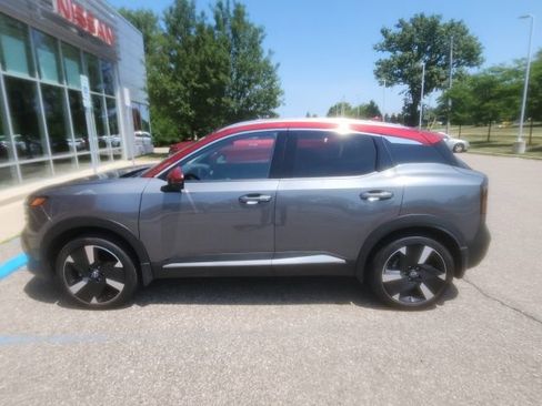 Used 2025 Nissan Kicks SR w/ SR Premium Package AWD/4WD image 2