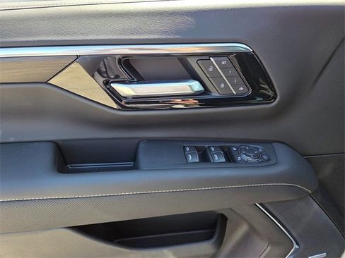 New 2025 Chevrolet Suburban Premier image 9